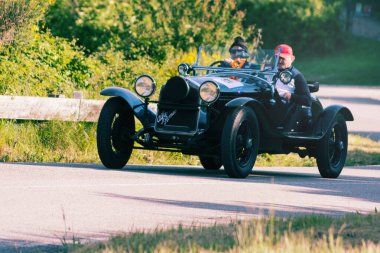 Pesaro Colle San Bartolo, İtalya - Mayıs 17-2018: Alfa Romeo 6c 1750 Super Sport Zagato 1929 tarihinde eski bir yarış araba ralli Mille Miglia 2018 ünlü İtalyan tarihi Formula (1927-1957)
