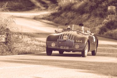 PESARO SAN BARTOLO, İtalya - 17 Mayıs 2018: STANGUELLINI 1100 HARDTOP ALA D 'ORO 1947 Mille Miglia 2018 rallisindeki eski bir yarış arabası üzerinde ünlü İtalyan tarihi yarışı (1927-1957))