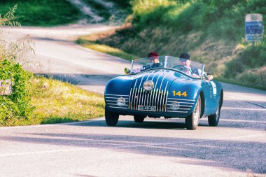 PESARO SAN BARTOLO, İtalya - 17 Mayıs 2018: STANGUELLINI 1100 HARDTOP ALA D 'ORO 1947 Mille Miglia 2018 rallisindeki eski bir yarış arabası üzerinde ünlü İtalyan tarihi yarışı (1927-1957))