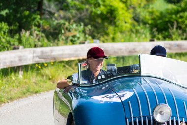PESARO SAN BARTOLO, İtalya - 17 Mayıs 2018: STANGUELLINI 1100 HARDTOP ALA D 'ORO 1947 Mille Miglia 2018 rallisindeki eski bir yarış arabası üzerinde ünlü İtalyan tarihi yarışı (1927-1957))