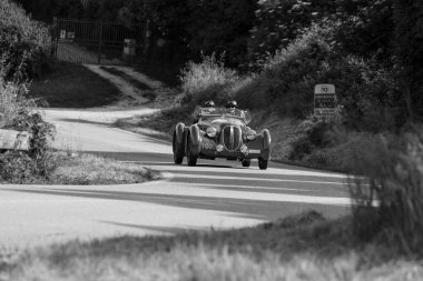 PESARO SAN BARTOLO, İtalya - 17 Mayıs 2018: LANCIA LAMBDA VIII SERIE 1928 Mille Miglia 2018 rallisinde eski bir yarış arabası üzerinde ünlü İtalyan tarihi yarışı (1927-1957))