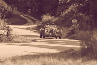 PESARO SAN BARTOLO, İtalya - 17 Mayıs 2018: LANCIA LAMBDA VIII SERIE 1928 Mille Miglia 2018 rallisinde eski bir yarış arabası üzerinde ünlü İtalyan tarihi yarışı (1927-1957))