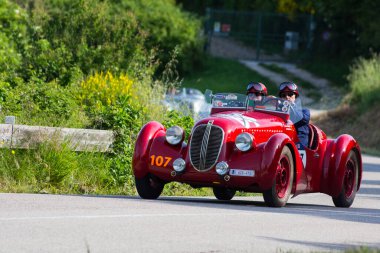 PESARO SAN BARTOLO, İtalya - 17 Mayıs 2018: LANCIA LAMBDA VIII SERIE 1928 Mille Miglia 2018 rallisinde eski bir yarış arabası üzerinde ünlü İtalyan tarihi yarışı (1927-1957))