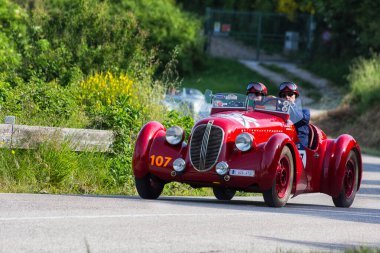 PESARO SAN BARTOLO, İtalya - 17 Mayıs 2018: LANCIA LAMBDA VIII SERIE 1928 Mille Miglia 2018 rallisinde eski bir yarış arabası üzerinde ünlü İtalyan tarihi yarışı (1927-1957))
