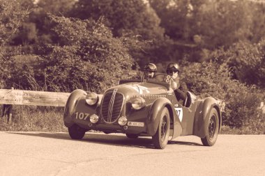 PESARO SAN BARTOLO, İtalya - 17 Mayıs 2018: LANCIA LAMBDA VIII SERIE 1928 Mille Miglia 2018 rallisinde eski bir yarış arabası üzerinde ünlü İtalyan tarihi yarışı (1927-1957))