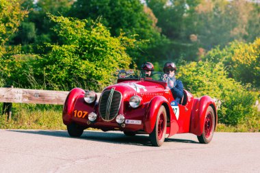 PESARO SAN BARTOLO, İtalya - 17 Mayıs 2018: LANCIA LAMBDA VIII SERIE 1928 Mille Miglia 2018 rallisinde eski bir yarış arabası üzerinde ünlü İtalyan tarihi yarışı (1927-1957))