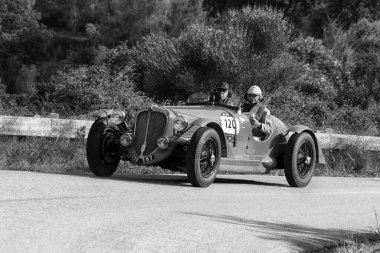 PESARO SAN BARTOLO, İTALYA - 17 Mayıs 2018: DELAHAYE 135 MS 1937 Mille Miglia 2018 rallisindeki eski bir yarış arabasında ünlü İtalyan tarihi yarışı (1927-1957))
