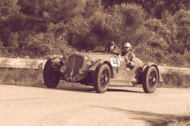 PESARO SAN BARTOLO, İTALYA - 17 Mayıs 2018: DELAHAYE 135 MS 1937 Mille Miglia 2018 rallisindeki eski bir yarış arabasında ünlü İtalyan tarihi yarışı (1927-1957))