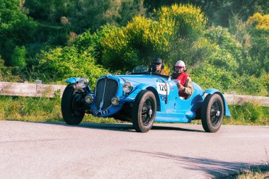 PESARO SAN BARTOLO, İTALYA - 17 Mayıs 2018: DELAHAYE 135 MS 1937 Mille Miglia 2018 rallisindeki eski bir yarış arabasında ünlü İtalyan tarihi yarışı (1927-1957))