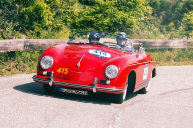 Pesaro Colle San Bartolo, İtalya - Mayıs 17-2018: Porsche 356 1500 Speedster 1955 tarihinde eski bir yarış araba ralli Mille Miglia 2018 ünlü İtalyan tarihi Formula (1927-1957)