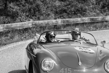 Pesaro Colle San Bartolo, İtalya - Mayıs 17-2018: Porsche 356 1500 Speedster 1955 tarihinde eski bir yarış araba ralli Mille Miglia 2018 ünlü İtalyan tarihi Formula (1927-1957)