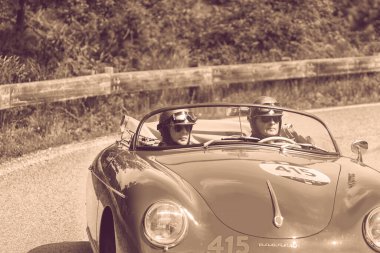 Pesaro Colle San Bartolo, İtalya - Mayıs 17-2018: Porsche 356 1500 Speedster 1955 tarihinde eski bir yarış araba ralli Mille Miglia 2018 ünlü İtalyan tarihi Formula (1927-1957)