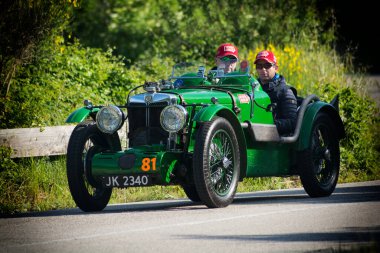 PESARO SAN BARTOLO, İtalya - 17 Mayıs 2018: MG C TYPE 1932 Miting Mille Miglia 2018 eski bir yarış arabası üzerinde ünlü İtalyan tarihi yarışı (1927-1957))