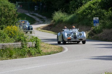 PESARO SAN BARTOLO, İtalya - 17 Mayıs 2018: JAGUAR XK 120 M COMPETİON 1952 Mille Miglia 2018 rallisindeki eski bir yarış arabası üzerinde ünlü İtalyan tarihi yarışı (1927-1957))