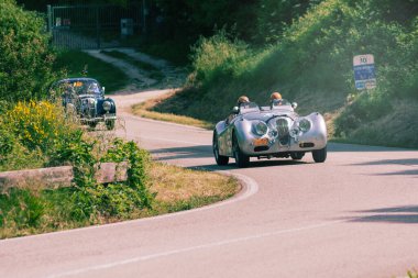 PESARO SAN BARTOLO, İtalya - 17 Mayıs 2018: JAGUAR XK 120 M COMPETİON 1952 Mille Miglia 2018 rallisindeki eski bir yarış arabası üzerinde ünlü İtalyan tarihi yarışı (1927-1957))