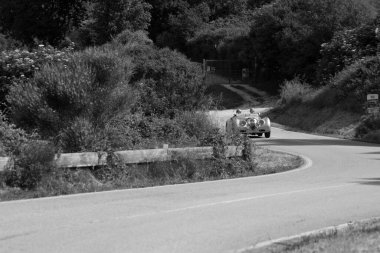 PESARO SAN BARTOLO, İtalya - 17 Mayıs 2018: JAGUAR XK 120 M COMPETİON 1952 Mille Miglia 2018 rallisindeki eski bir yarış arabası üzerinde ünlü İtalyan tarihi yarışı (1927-1957))