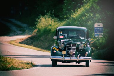 PESARO SAN BARTOLO - 17 Mayıs 2018: FIAT 1100 E 1952 Mille Miglia 2018 rallisinde eski bir yarış arabası üzerinde ünlü İtalyan tarihi yarışı (1927-1957))