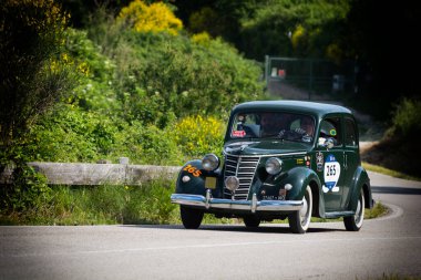 PESARO SAN BARTOLO - 17 Mayıs 2018: FIAT 1100 E 1952 Mille Miglia 2018 rallisinde eski bir yarış arabası üzerinde ünlü İtalyan tarihi yarışı (1927-1957))