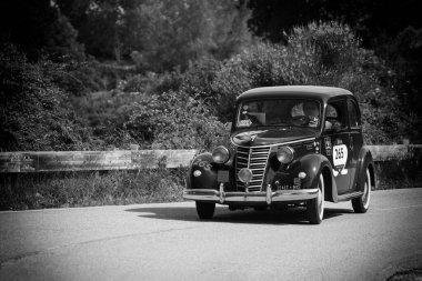 PESARO SAN BARTOLO - 17 Mayıs 2018: FIAT 1100 E 1952 Mille Miglia 2018 rallisinde eski bir yarış arabası üzerinde ünlü İtalyan tarihi yarışı (1927-1957))