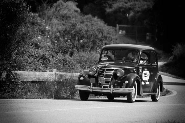 Pesaro Colle San Bartolo イタリア 2018年5月17日 2018年5月17日 Fiat1100 1952年ラリーで古いレースカーでミル ミリア2018年有名なイタリアの歴史的なレース — ストック写真