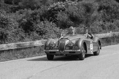PESARO SAN BARTOLO, İtalya - 17 Mayıs 2018: JAGUAR XK 120 OTS 1952 Mille Miglia 2018 rallisindeki eski bir yarış arabası üzerinde ünlü İtalyan tarihi yarışı (1927-1957))