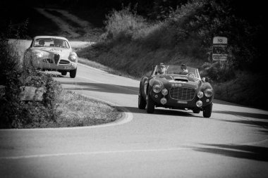 PESARO SAN BARTOLO, İTALYA - 17 MAYIS - 2018 S.I.A.T.A. 208 S 1952 Mille Miglia 2018 rallisinde eski bir yarış arabasında ünlü İtalyan tarihi yarışı (1927-1957)
