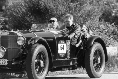 PESARO SAN BARTOLO, İtalya - 17 Mayıs 2018: MERCEDES-BENZ 710 SSK 1929 Mille Miglia 2018 rallisinde eski bir yarış arabası üzerinde ünlü İtalyan tarihi yarışı (1927-1957))