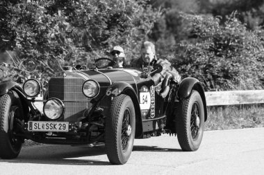 PESARO SAN BARTOLO, İtalya - 17 Mayıs 2018: MERCEDES-BENZ 710 SSK 1929 Mille Miglia 2018 rallisinde eski bir yarış arabası üzerinde ünlü İtalyan tarihi yarışı (1927-1957))