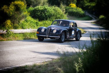 PESARO SAN BARTOLO, İtalya - 17 MAYIS - 2018: ALFA ROMEO 6C 2500 S CABRIOlet 1942 rallisinde eski bir yarış arabası Mille Miglia 2018 ünlü İtalyan tarihi yarışı (1927-1957))