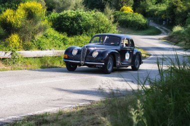 PESARO SAN BARTOLO, İtalya - 17 MAYIS - 2018: ALFA ROMEO 6C 2500 S CABRIOlet 1942 rallisinde eski bir yarış arabası Mille Miglia 2018 ünlü İtalyan tarihi yarışı (1927-1957))