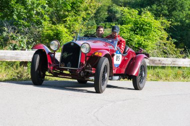 PESARO SAN BARTOLO, İtalya - 17 MAYIS - 2018: ALFA ROMEO 6C 2500 S CABRIOlet 1942 rallisinde eski bir yarış arabası Mille Miglia 2018 ünlü İtalyan tarihi yarışı (1927-1957))