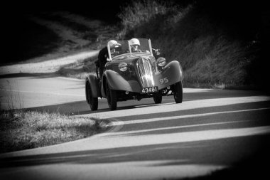 PESARO SAN BARTOLO, İtalya - 17 Mayıs 2018: FIAT 508 CS BALILLA SORT Special 1934 Mille Miglia 2018 rallisindeki eski bir yarış arabası üzerinde ünlü İtalyan tarihi yarışı (1927-1957))