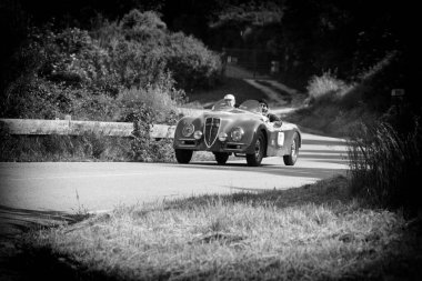 PESARO SAN BARTOLO, İtalya - 17 Mayıs 2018: FIAT 508 CS BALILLA SORT Special 1934 Mille Miglia 2018 rallisindeki eski bir yarış arabası üzerinde ünlü İtalyan tarihi yarışı (1927-1957))