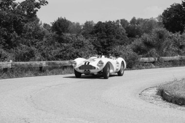 PESARO SAN BARTOLO, İtalya - 17 Mayıs 2018 - ASTON MARTIN DB 3S 1955 Mille Miglia 2018 rallisinde eski yarış arabası ünlü İtalyan tarihi yarışı (1927-1957))