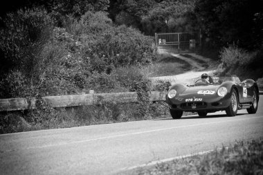 PESARO SAN BARTOLO, İtalya - 17 Mayıs 2018: Mille Miglia 2018 rallisindeki eski bir yarış arabasına MASERATI 200 SI 1956 Ünlü İtalyan tarihi yarışı (1927-1957))