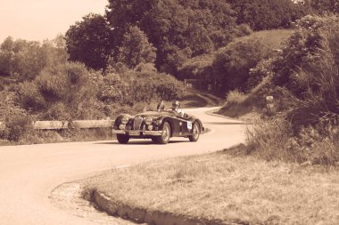 PESARO SAN BARTOLO, İtalya - 17 Mayıs 2018: JAGUAR XK140 OTS 1954 Mille Miglia 2018 rallisinde eski bir yarış arabası üzerinde ünlü İtalyan tarihi yarışı (1927-1957))