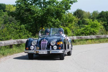 PESARO SAN BARTOLO, İtalya - 17 Mayıs 2018: JAGUAR XK140 OTS 1954 Mille Miglia 2018 rallisinde eski bir yarış arabası üzerinde ünlü İtalyan tarihi yarışı (1927-1957))