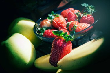 Sepette çilek var. Masada çilekler var. Bahçede yaz çilekleri.