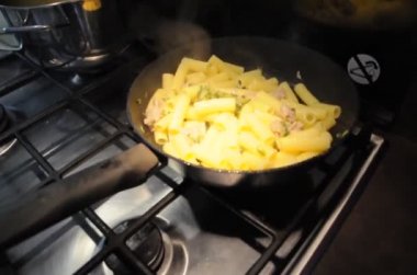 Tortiglioni Şekli W / Kabak ve Sosis Pişirirken