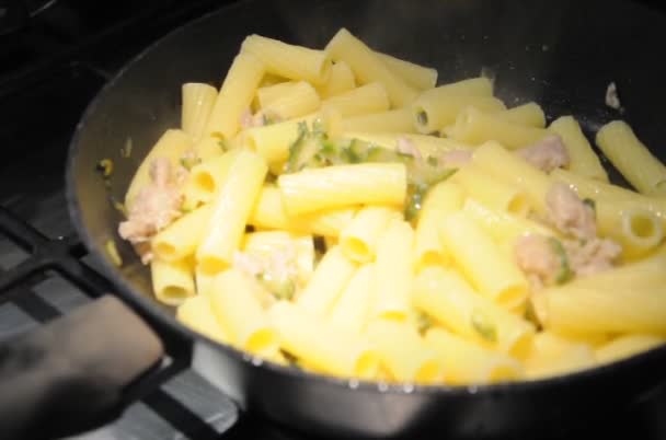 Tortiglioni Σχήμα Ενώ Μαγείρεμα Zucchini Και Λουκάνικα — Αρχείο Βίντεο