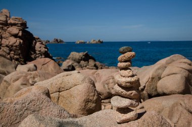 Pirmide di sassi costa paradiso sardegna