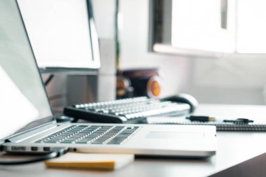 Bilgisayarlarla çalışma masası, evden çalışma.