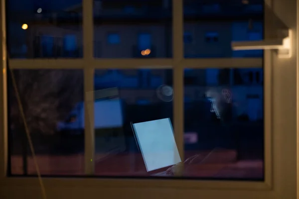 Persona Que Trabaja Noche Con Ordenador Desde Casa Reflejo Ventana —  Fotos de Stock