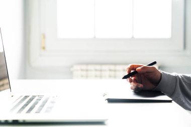 Bir stil, grafik tablosu ve bilgisayar kullanan genç bir tasarımcı.