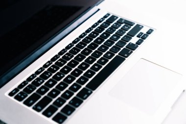 Yeni ve modern bir dizüstü bilgisayarın klavyesi