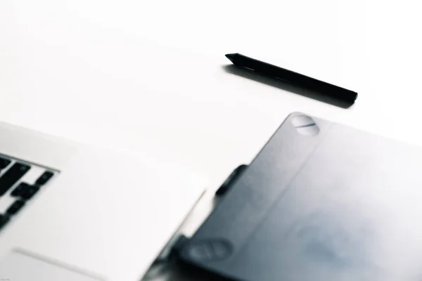 Stylus Grafik Tableti Dizüstü Bilgisayarı Olan Bir Tasarımcının Çalışma Alanı — Stok fotoğraf