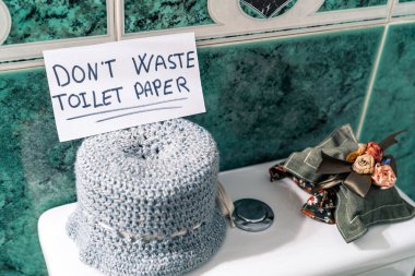 Tuvalet kağıdını boşa harcama. Coronavirüs krizinden dolayı tuvalet kağıdına mesaj yazıldı.