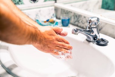 Coronavirüs enfeksiyonunu önlemek için lavaboda ellerini doğru dürüst yıkamak..