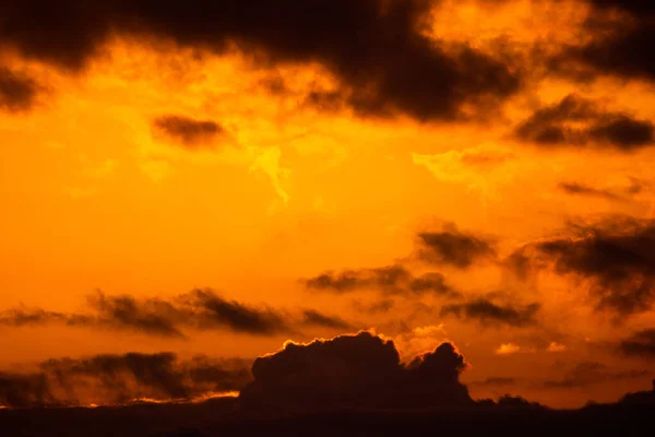 Belo Pôr Sol Com Diferentes Nuvens Laranja Amarela Hora Ouro — Fotografia de Stock