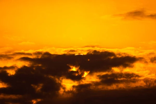 Belo Pôr Sol Com Nuvens Que Cobrem Sol Sol Muito — Fotografia de Stock